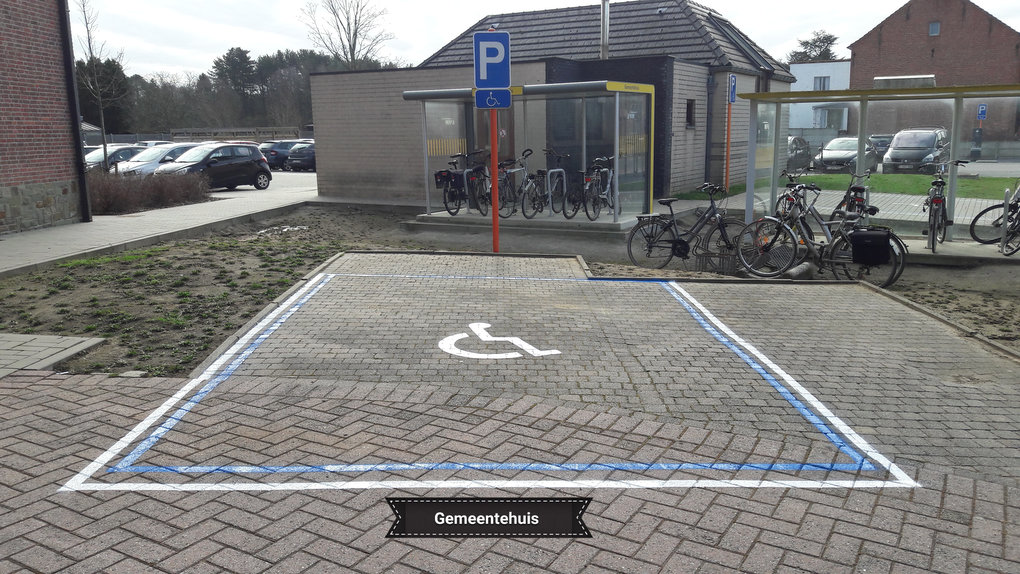 Gemeente past 12 parkeerplaatsen voor mindervaliden conform de richtlijnen aan